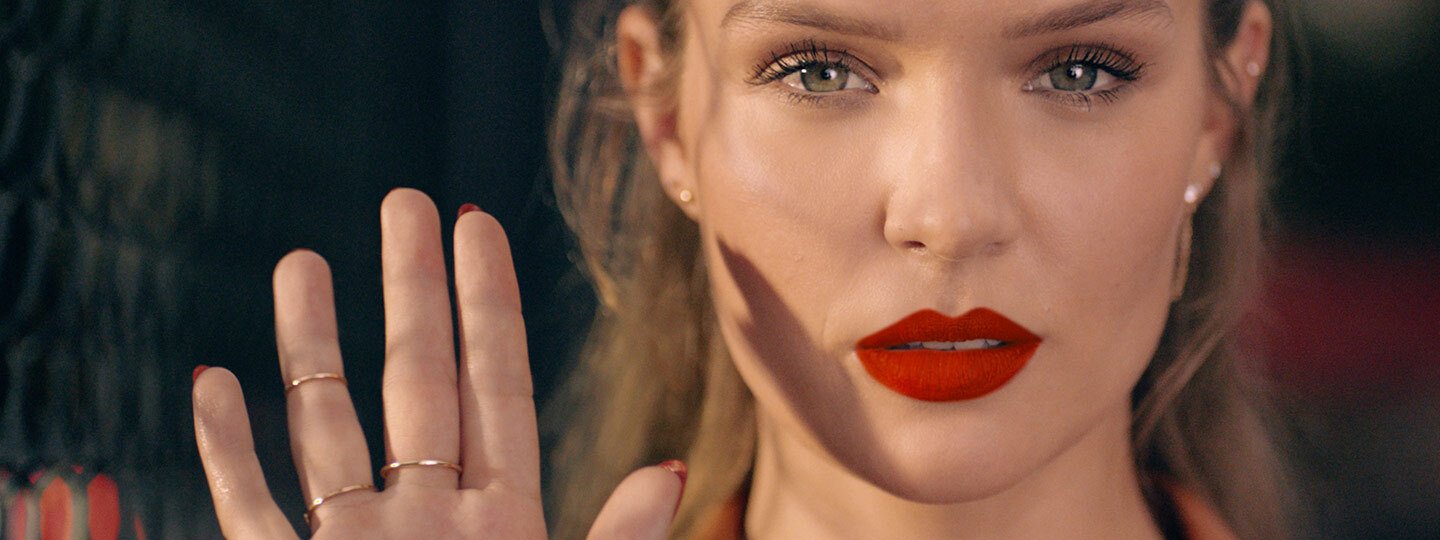 Banner Promessa di sicurezza Maybelline New York Donna che alza la mano