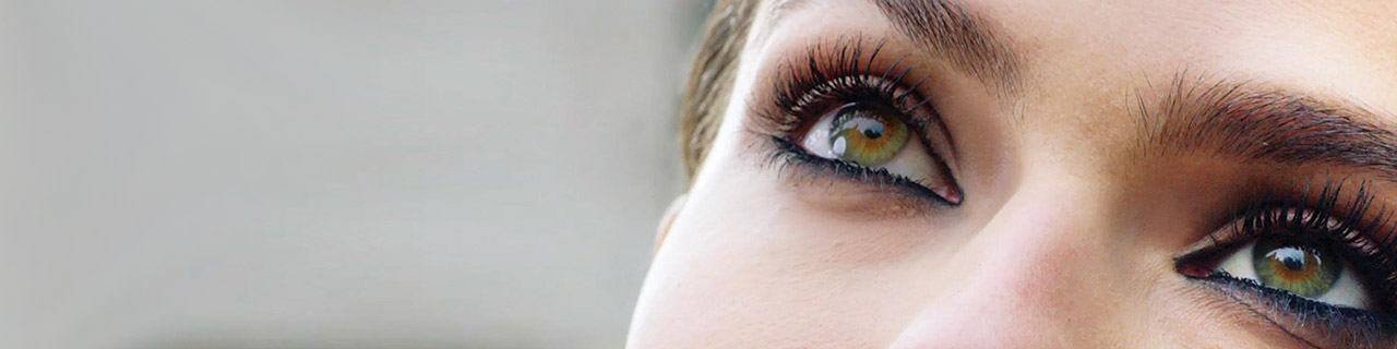 Immagine illustrativa banner tutorial make-up occhi   primo piano sugli occhi di una donna con mascara