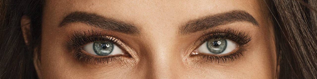 Immagine illustrativa banner tutorial make-up sopracciglia primo piano su occhi e sopracciglia di una donna
