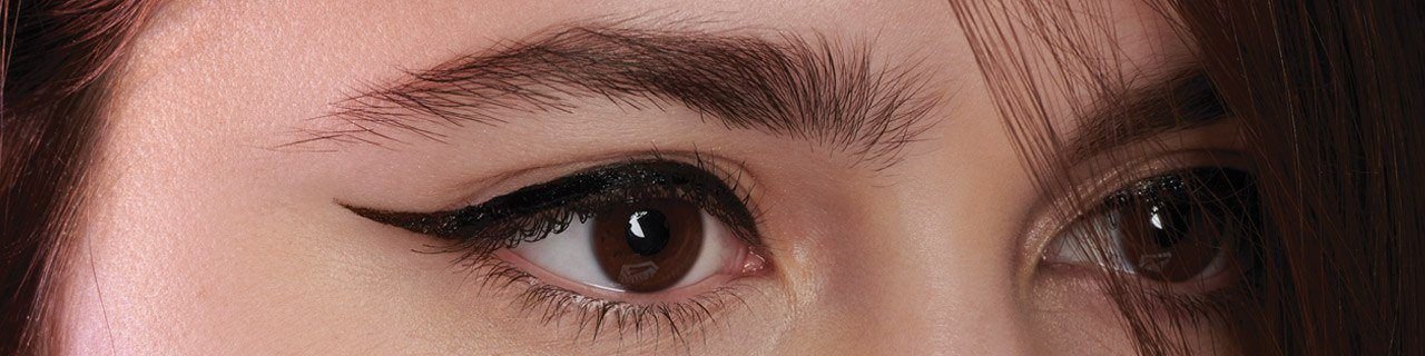 Immagine illustrativa banner tutorial make-up eyeliner   primo piano sugli occhi di una donna con eyeliner