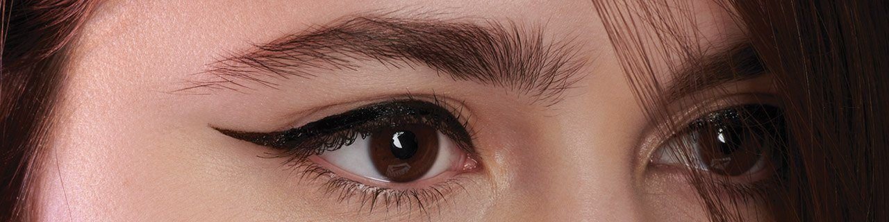 Immagine illustrativa banner tutorial make-up eyeliner primo piano sugli occhi di una donna con eyeliner
