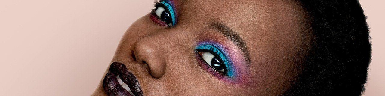 Immagine illustrativa banner tutoria make-up ombretto primo piano di una donna che indossa ombretto e rossetto