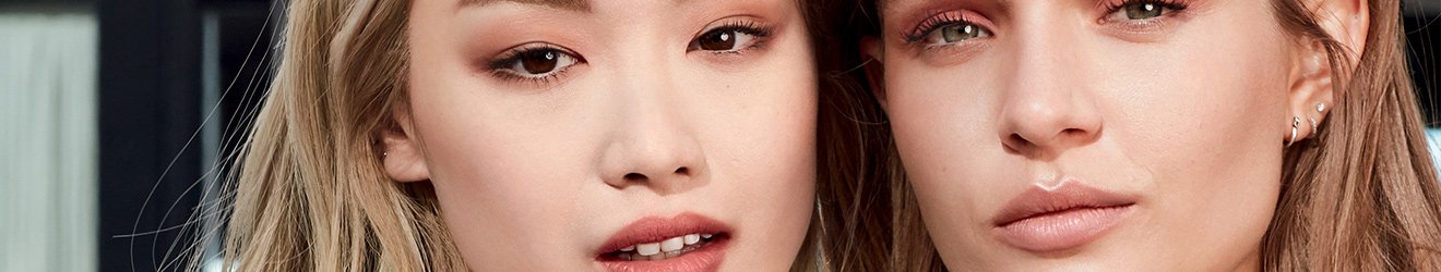 Immagine illustrativa banner prodotti make-up viso Maybelline   Primo piano di due modelle bionde 