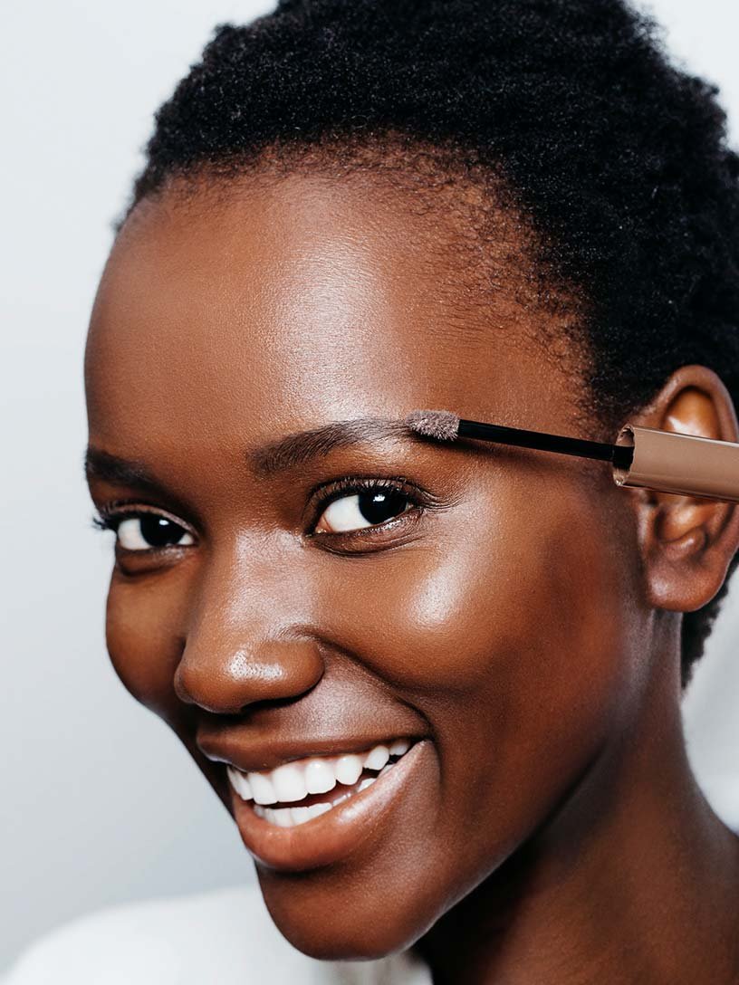 Donna che applica prodotto Maybelline sulle sopracciglia