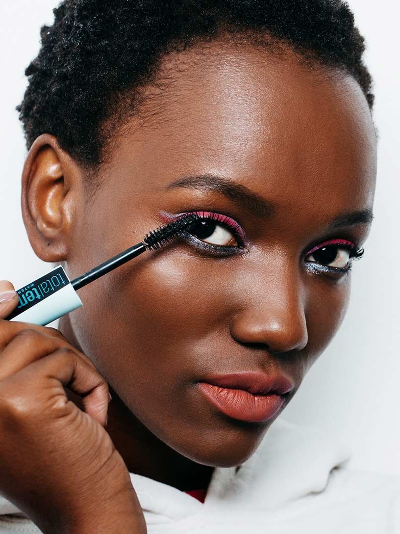 Donna che applica il mascara Total temptation per il look per le feste