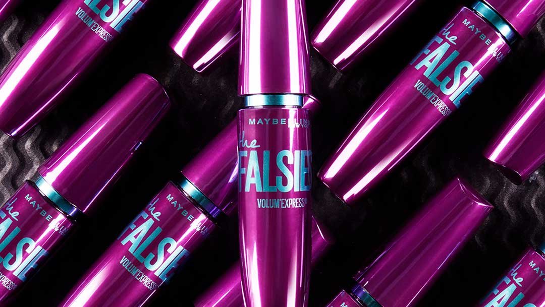 Mascara The Falsies Focus sul packshot del prodotto, con vari prodotti sullo sfondo