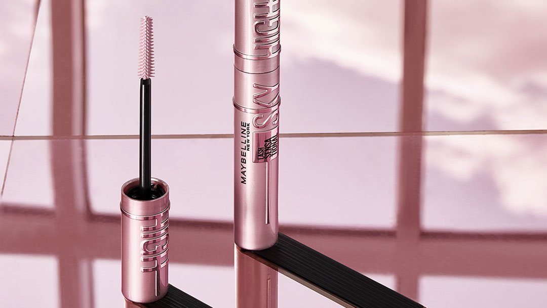 Mascara Lash Sensational Sky High prodotto su un tavolo di vetro