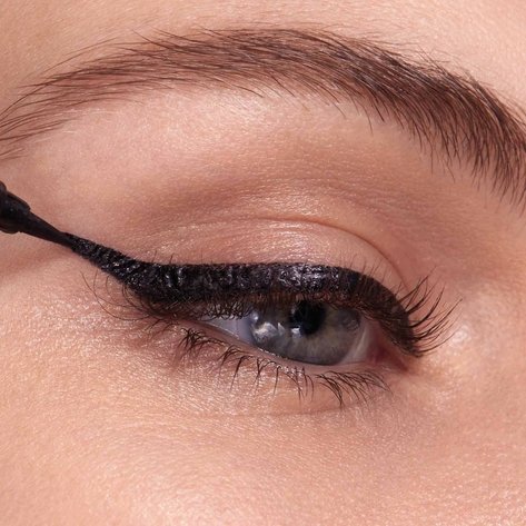 Disegnare una linea con l’eyeliner Maybelline
