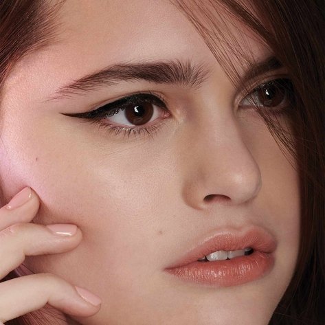 Donna con eyeliner