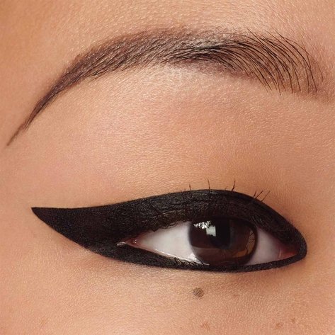 Primo piano di occhio con eyeliner
