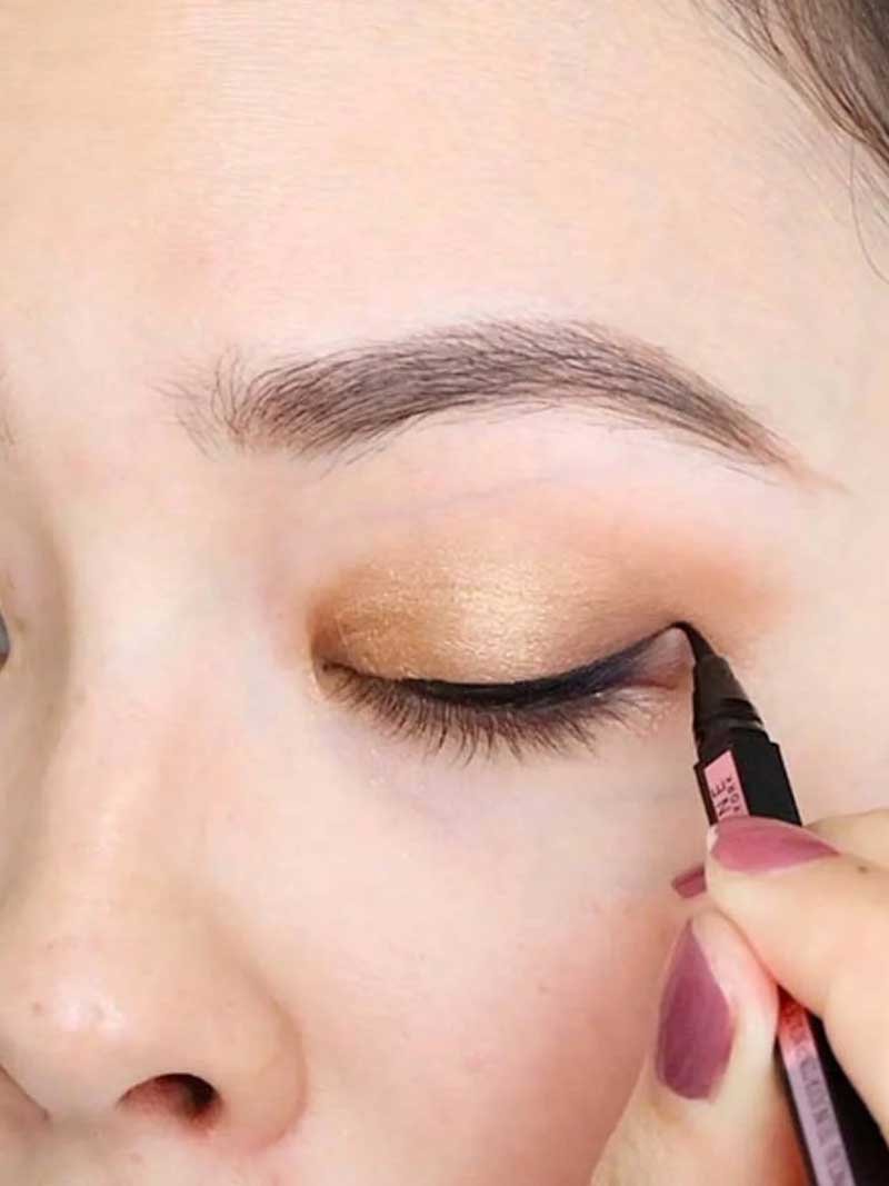 Eyeliner applicato su occhio con Eyestudio