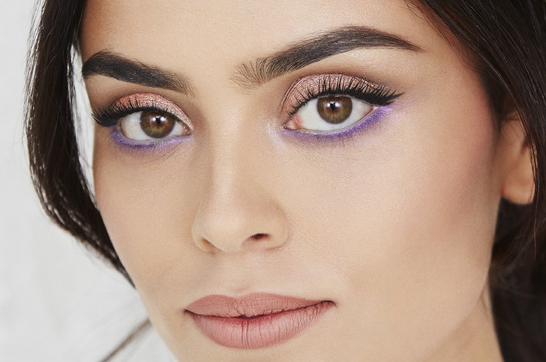 Modella mascara Maybelline Falsies push up Angel look appuntamento serale