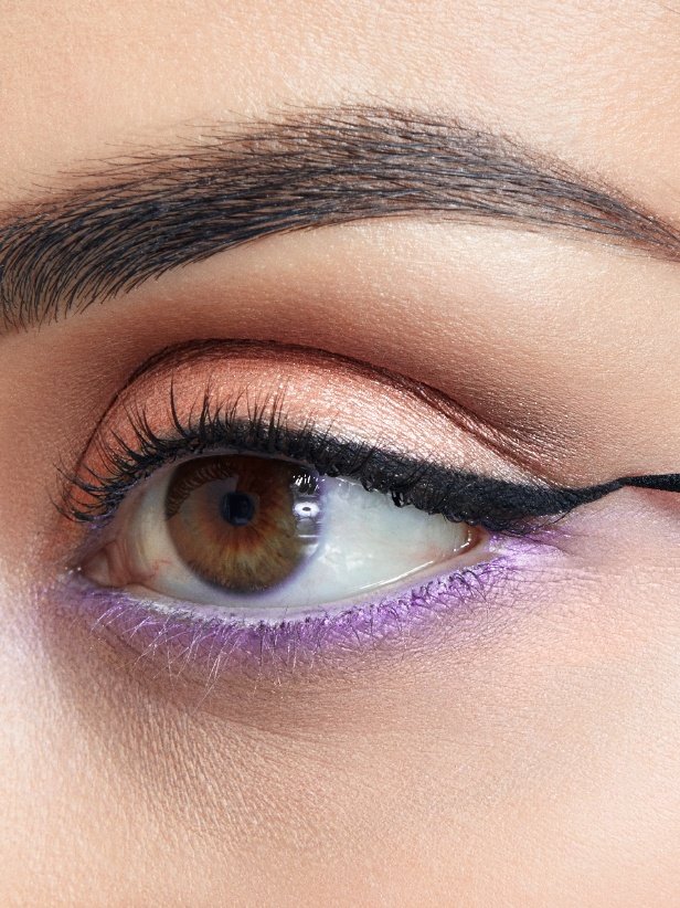 Donna che applica l’eyeliner liquido Eyestudio Master Precise 