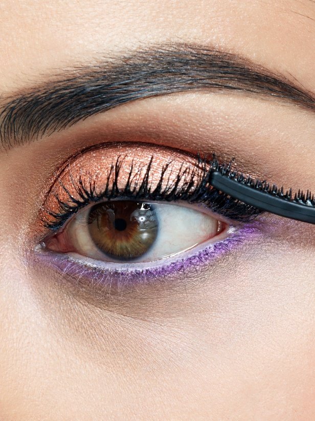 Donna che applica il mascara Falsies Push Up Angel