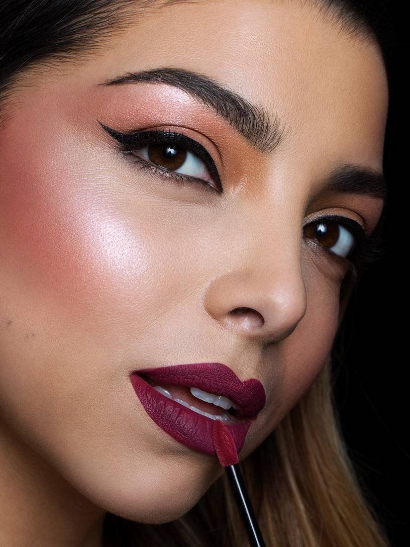 La modella Camila per il look blush effetto olografico 