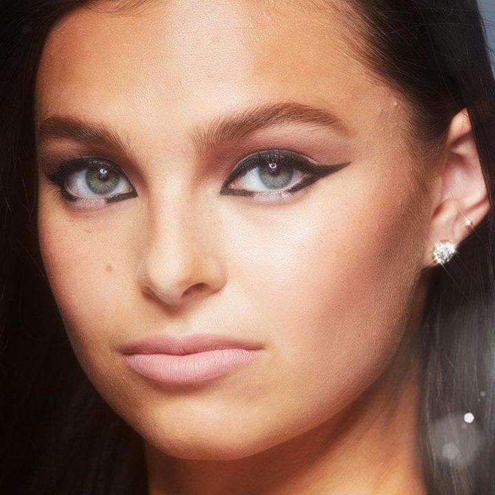 Eyeliner “winged eye” aperto